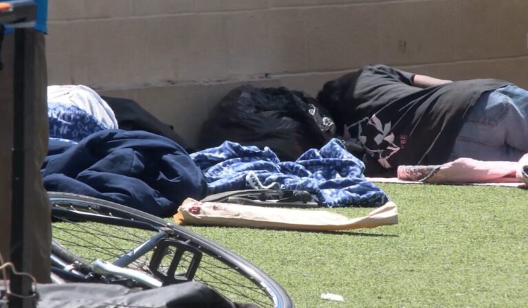 Nueva inversión del condado para prevenir la falta de vivienda llega mientras San Diego enfrenta recortes presupuestales