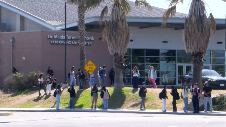 Emergencia por sustancia desconocida en preparatoria San Ysidro deja cinco adultos en el hospital