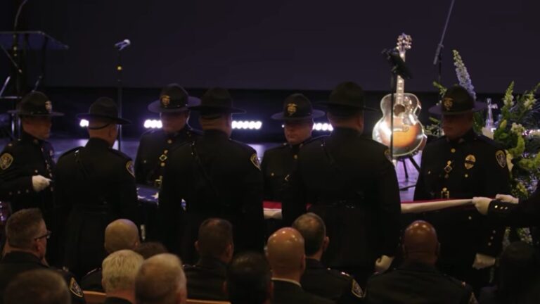 Rinden homenaje a teniente de la policía de San Diego tras fallecer por cáncer