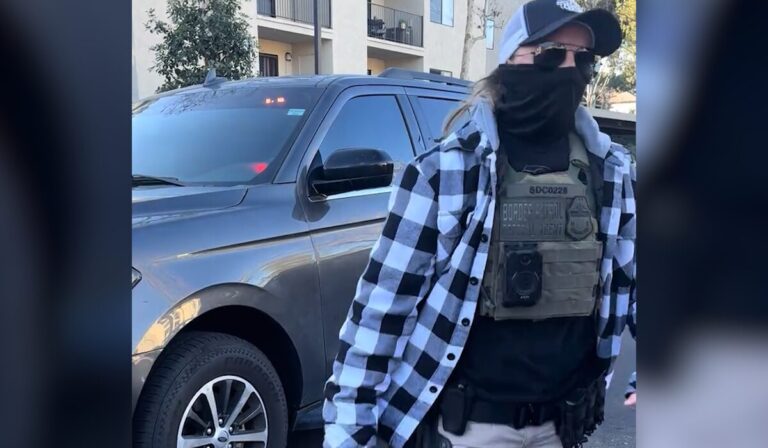 Corte federal bloquea ley de California sobre identificación de agentes migratorios