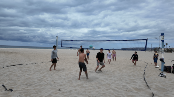 El voleibol al amanecer en South Mission Beach genera controversia por normas de ruido