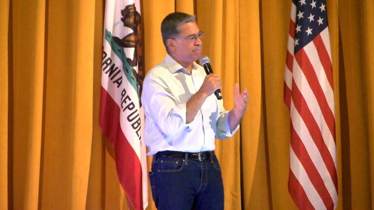 Becerra busca apoyo en San Diego rumbo a primarias de California