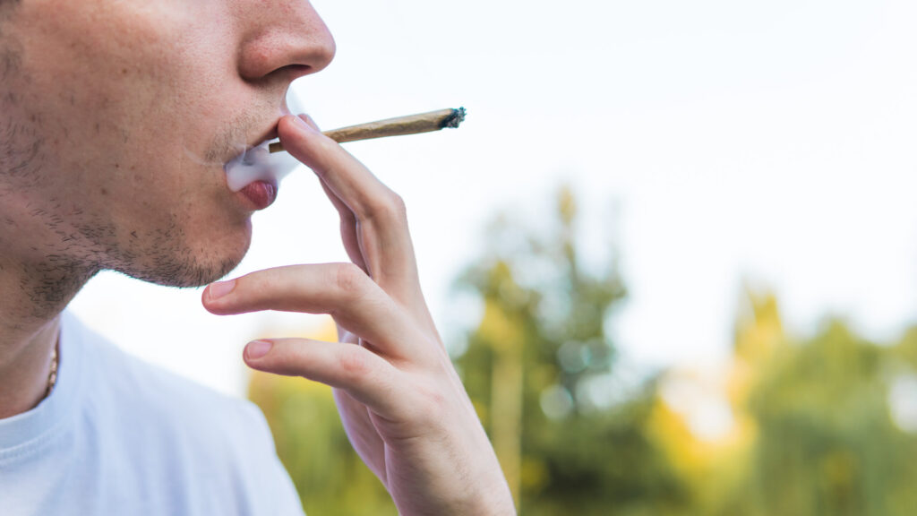 Orden judicial detiene ventas ilegales de marihuana en tiendas de San Diego