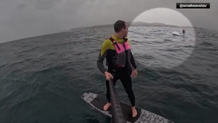 Tiburón persigue a surfista en foil frente a la costa de California