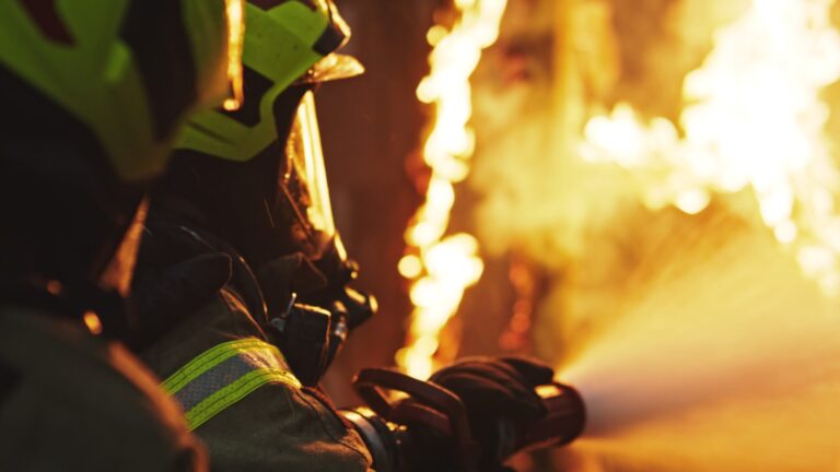 Incendio en edificio de apartamentos de East Village deja a un hombre hospitalizado