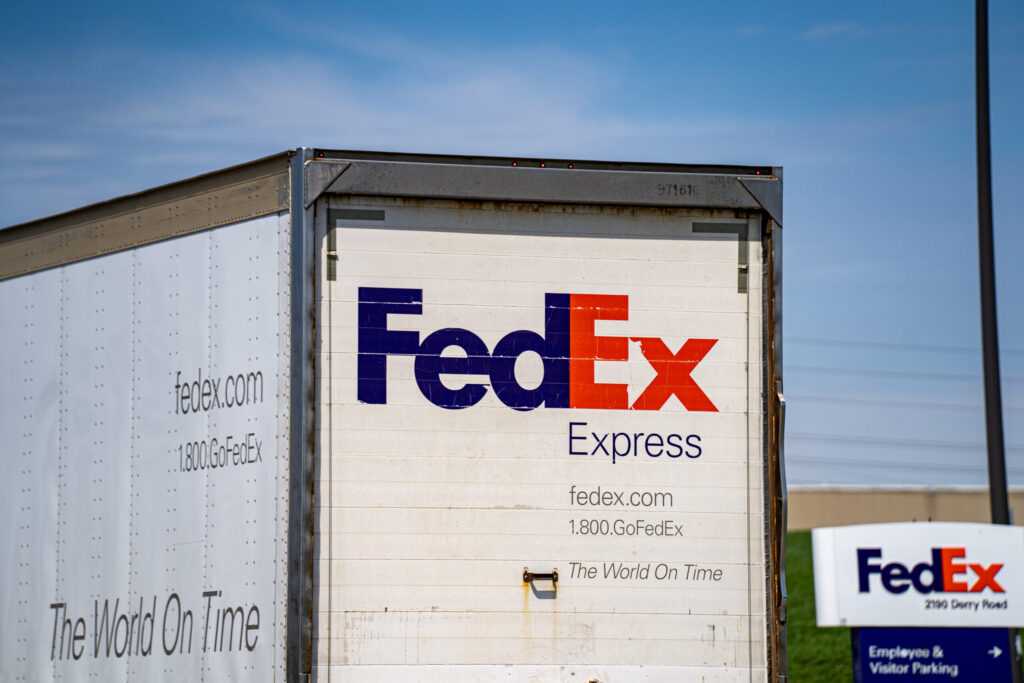 Cinco acusados por robo de más de $667 mil en mercancía de Louis Vuitton a camiones de FedEx en San Diego