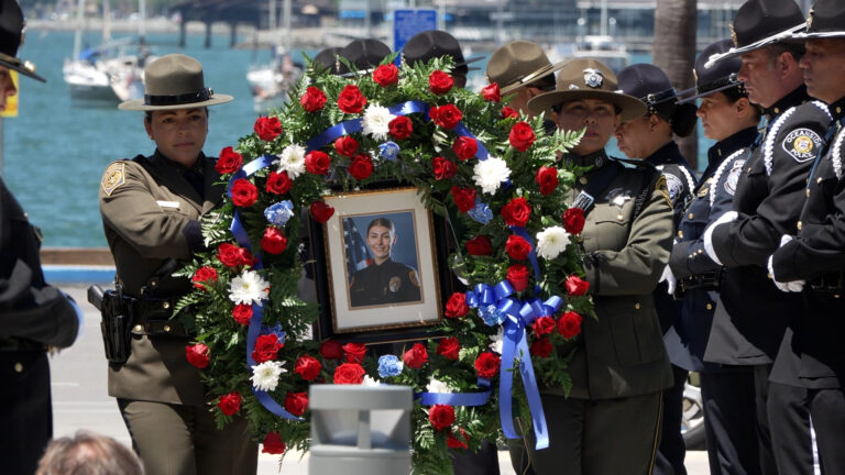 Rinden homenaje a oficial de La Mesa Lauren Craven en ceremonia conmemorativa del condado