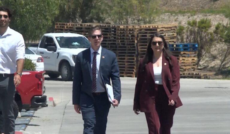 Congresistas realizan visita sin aviso previo a centro de detención de Otay Mesa