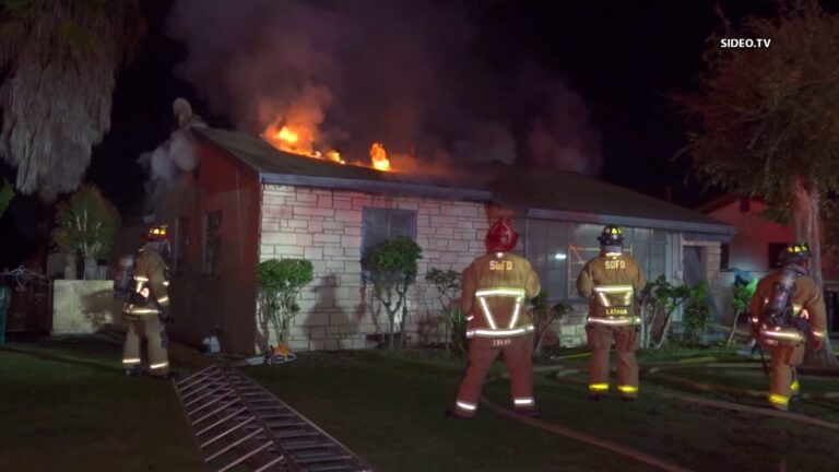 Fuerte incendio devora vivienda en Rolando Park; investigan posible origen en remodelación