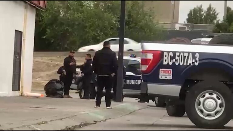 Investigan hallazgo de restos humanos y narcomensaje frente a bar en Zona Río de Tijuana