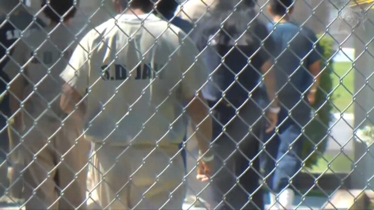 Investigan muerte de recluso tras altercado en centro federal de San Diego
