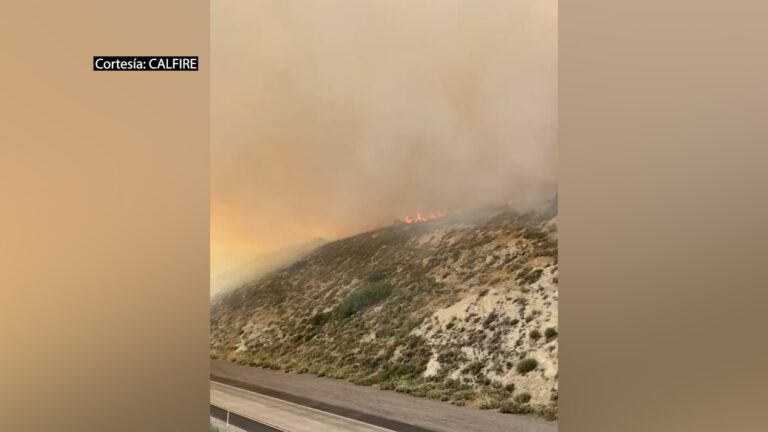Avanza incendio Tusil en San Diego: llamas amenazan cientos de acres y continúa la batalla contra el fuego