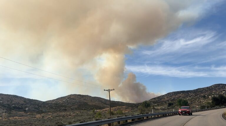 Incendio forestal en Campo obliga a evacuaciones y afecta a decenas de hogares en el condado de San Diego