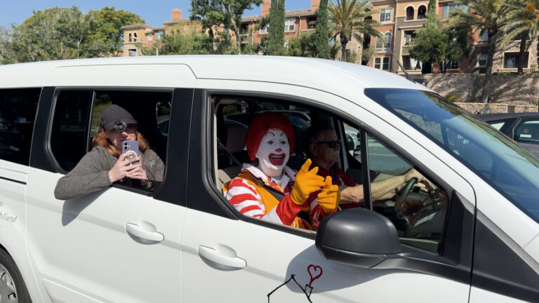 Recaudan más de $165,000 en el 17º Red Shoe Day en San Diego a beneficio de familias en Ronald McDonald House