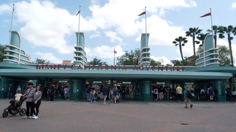 Demanda de $5 millones contra Disney por presunto uso de reconocimiento facial sin consentimiento en parques de California