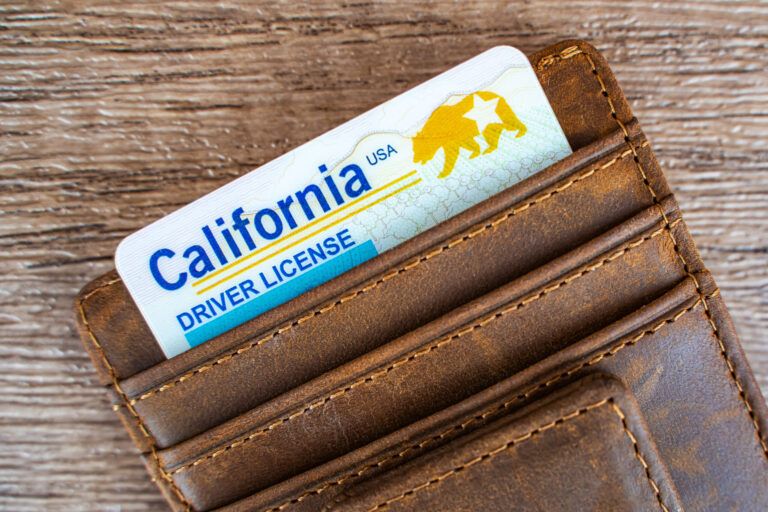 Falla en la red del DMV de California afecta trámites de licencias e identificaciones