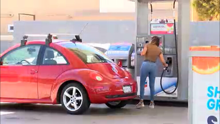 Baja ligeramente el precio de la gasolina en San Diego a $6.11 por galón, pero sigue por encima de hace un mes y un año