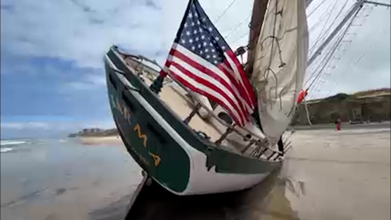 Velero con bandera de EE.UU. permanece encallado en Playas de Tijuana
