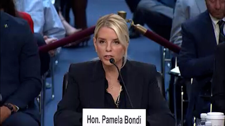Pam Bondi revela diagnóstico de cáncer de tiroides y confirma que está en tratamiento
