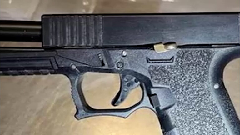 Arrestan a hombre en Encinitas tras hallarlo dormido en su vehículo con arma y presunta droga