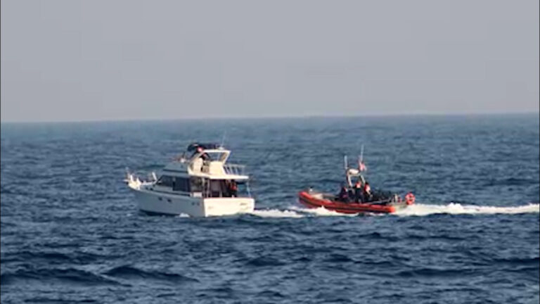 Guardia Costera intercepta embarcación con 36 migrantes a 22 millas de San Diego