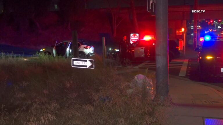 Dos sospechosos huyen tras persecución en San Diego; abandonan vehículo con herramientas de robo