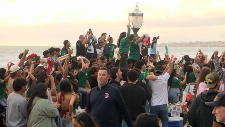 Aficionados celebran triunfo de México en Belmont Park