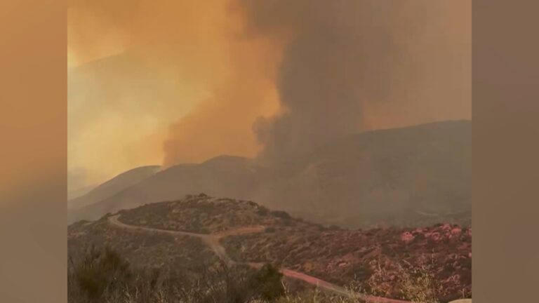 Incendio fronterizo obliga a emitir alertas de evacuación en el sur de San Diego