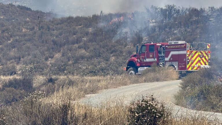 Bomberos elevan la contención del incendio Border 6 mientras continúa el combate al fuego en la frontera