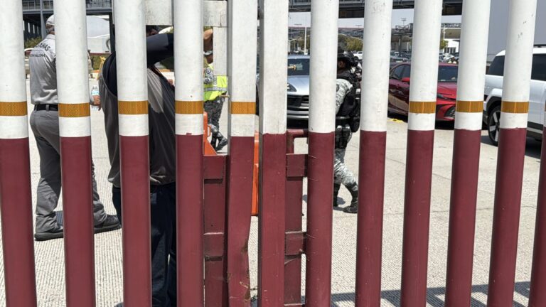 CNTE bloquea garita El Chaparral y paraliza el cruce fronterizo