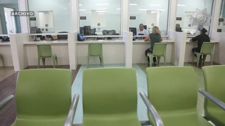 Dos hermanas enfrentan cargos por la muerte de su madre y el abandono de su padre anciano