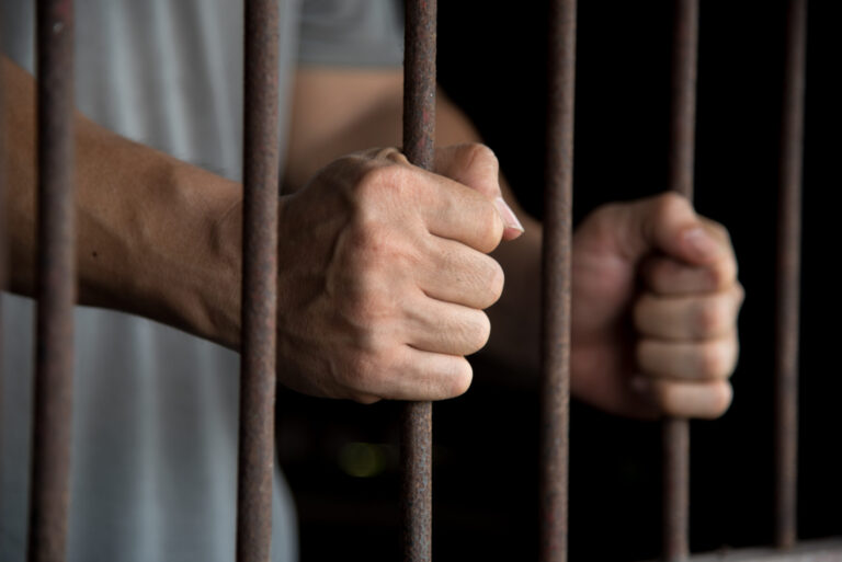 Arrestan a hombre de Escondido por presunta relación con la muerte de su madrastra