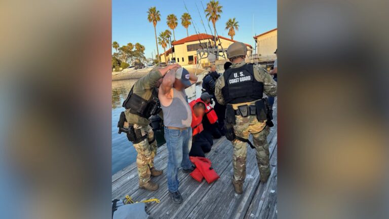 Interceptan embarcación con nueve migrantes frente a la Isla Coronado