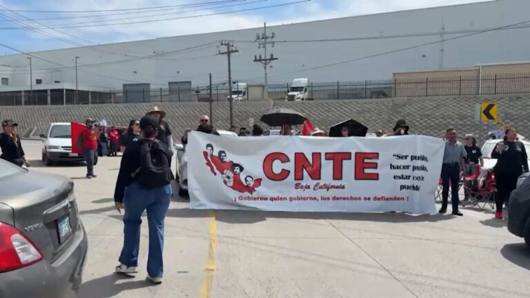 Maestros bloquean garita comercial de Otay y afectan el cruce de carga hacia Estados Unidos