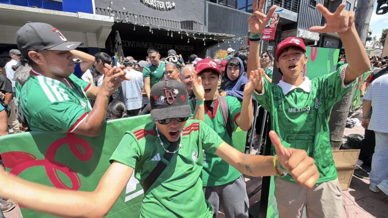 Miles de aficionados paralizan Tijuana para vivir el triunfo de México