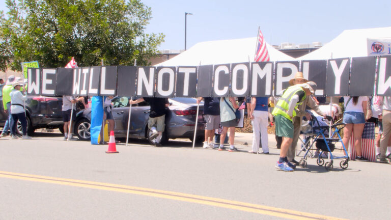 Protestan frente al Centro de Detención de Otay Mesa en San Diego en vigilia comunitaria