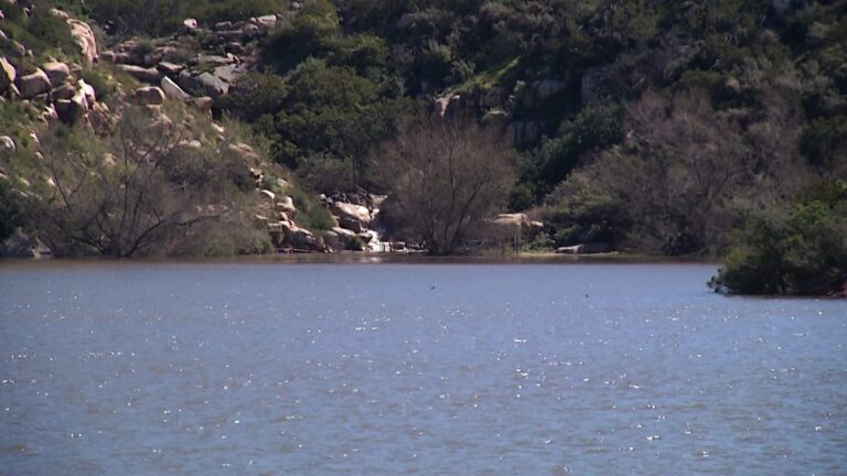 Sin resultados concluye búsqueda de senderista desaparecido en Lake Poway