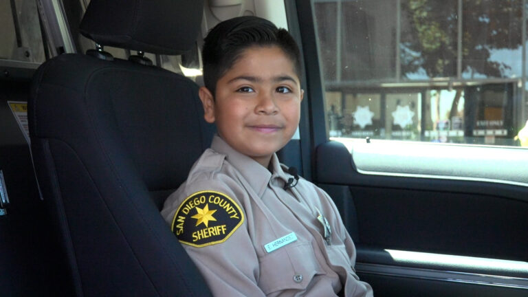 Estudiante de 11 años cumple su sueño de convertirse en alguacil del Condado de San Diego por un día