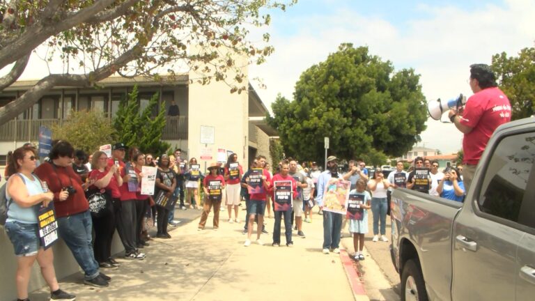 Protesta en San Diego exige proteger fondos educativos de la Proposición 98 ante posible reasignación estatal