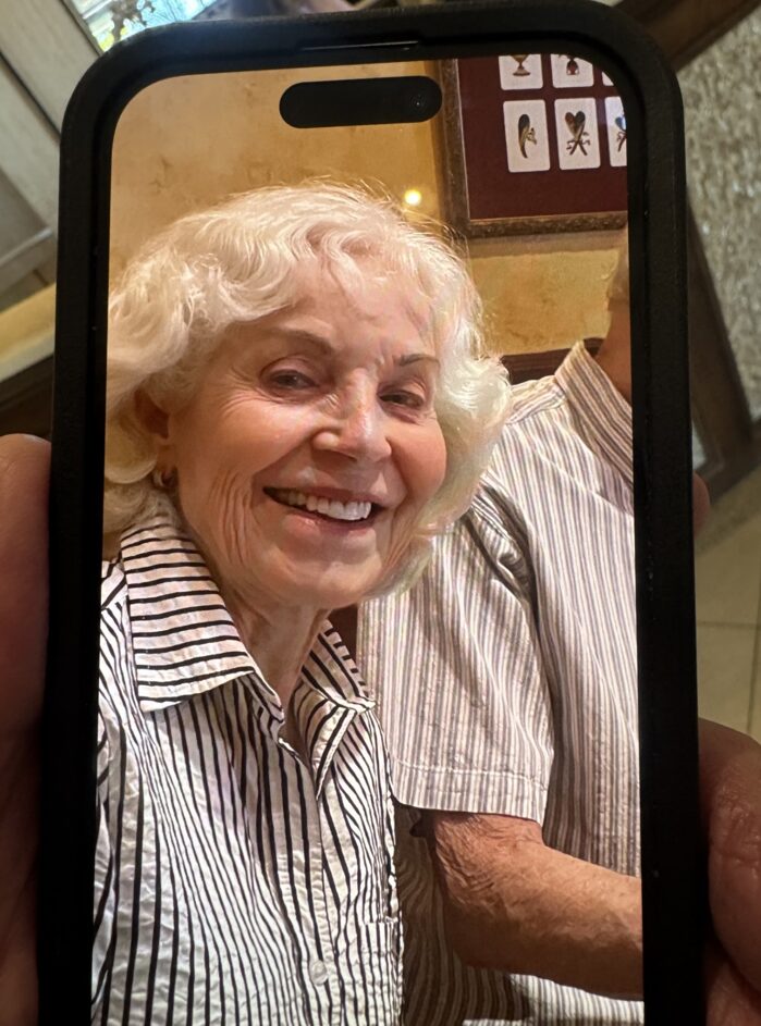 Departamento de Policía de Coronado busca a mujer de 86 años desaparecida y en riesgo por Alzheimer