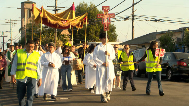 Líderes religiosos realizan vigilia en Barrio Logan por recientes detenciones migratorias