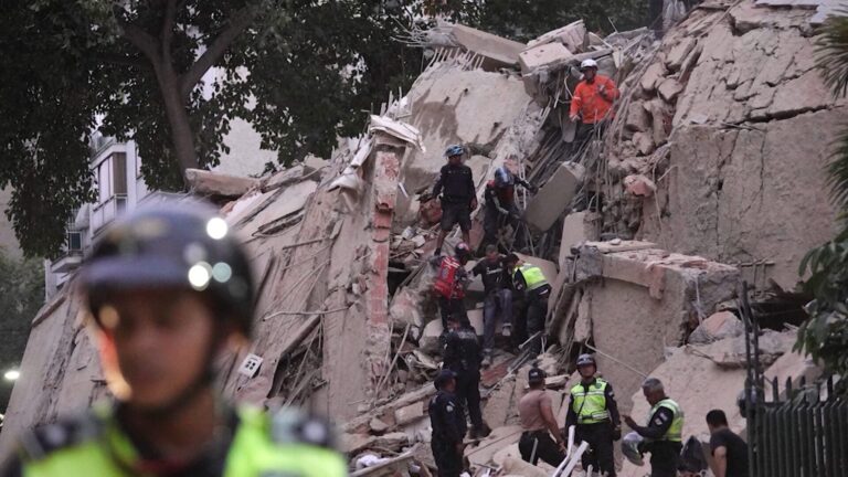 Terremotos dejan más de un centenar de muertos en Venezuela; continúan labores de rescate