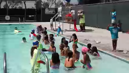 San Diego realiza la lección de natación más grande del mundo para prevenir ahogamientos