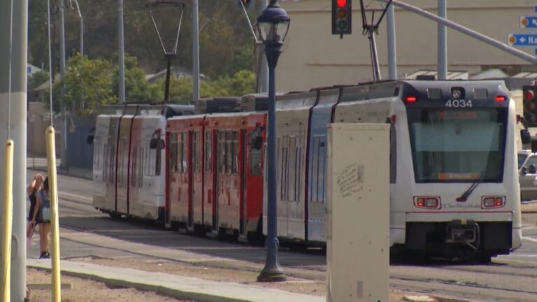 Persona es atropellada por trolley cerca de estación Old Town; fue trasladada en condición crítica