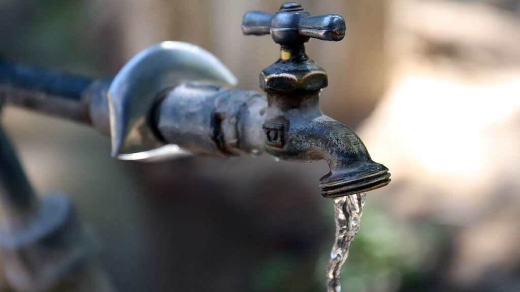 Cierran cruce de calles en Sebastian por fuga de agua