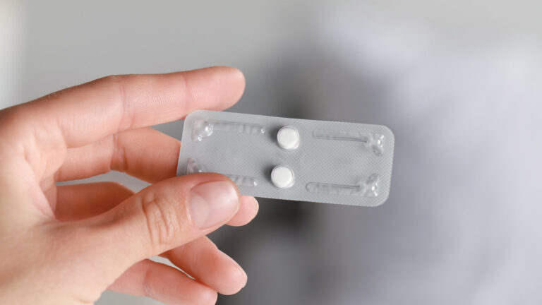 Propuesta busca ofrecer pastillas abortivas en centros de salud de colegios comunitarios de California