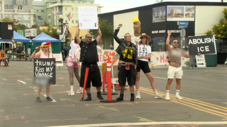 Manifestantes en Hillcrest protestan contra políticas migratorias y redadas de ICE