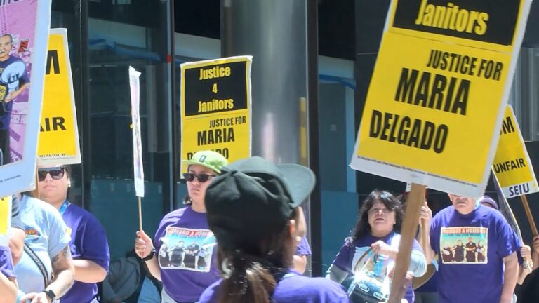 Trabajadores protestan para exigir que empleada regrese a su anterior lugar de trabajo
