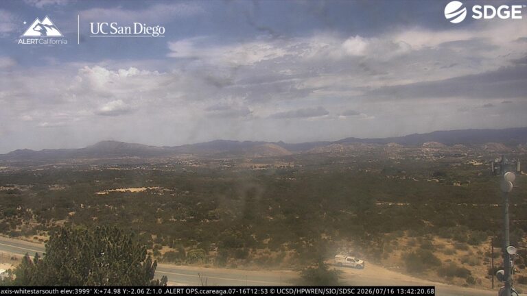 Incendio Thorn mantiene en alerta a comunidades de San Diego; solo 10% está contenido