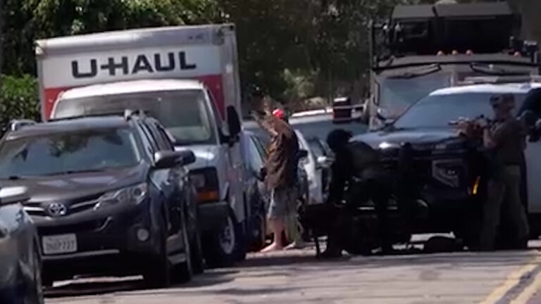 Hombre es arrestado tras atrincherarse luego de presunta agresión en Normal Heights